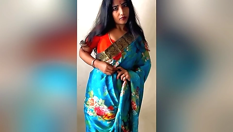 Indian girl has a shaved pussy in her solo porn clip