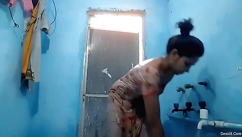 Indian babe with a sexy body in a homemade solo video