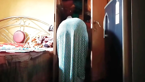 Indian girl gets her pussy fucked in amateur solo video