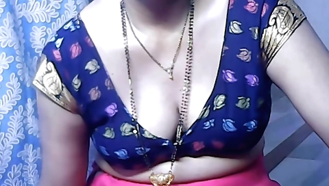 Indian girl 18+ shows off her beautiful ass in bed