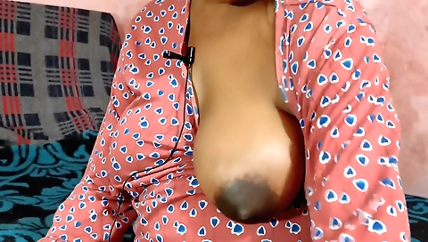 Indian brunette shows her body in a sexy solo video