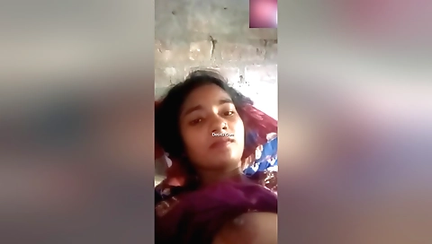 Indian girl with small boobs shows her sexy body on cam
