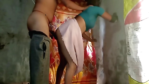 Indian girl show off her curves in a hot amateur vid