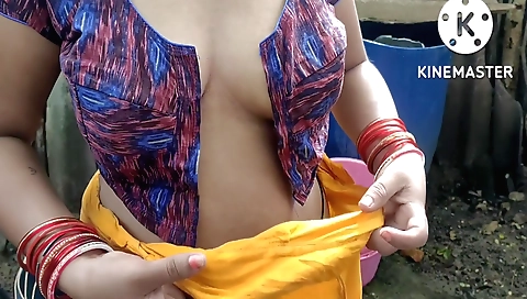 Indian housewife enjoys outdoor sex with a stranger