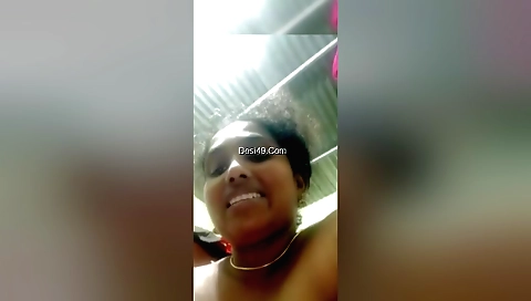 Indian babe with a sexy body shows off her boobs on webcam