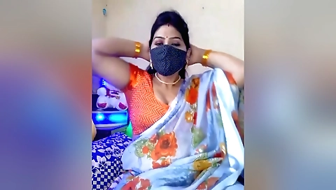 Indian babe with huge boobs shows her pussy in homemade vid