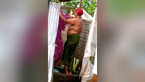 Indian mature naked in the yard doing outdoor bathing
