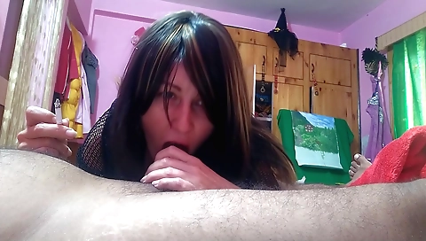Indian babe smoking cock and smoking in webcam video