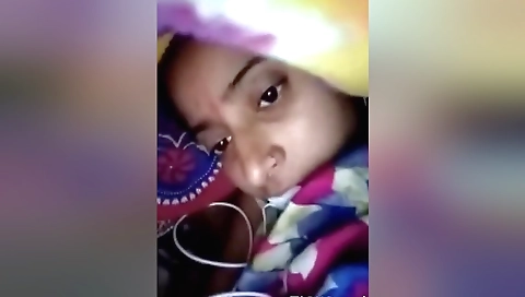 Indian amateur video calling in her home in a beautiful pussy