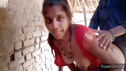Indian girl with nice body takes a dick in her mouth