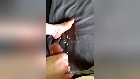 Natural girl gets her pussy stretched and fucked on her bed