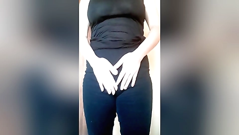 Amateur brunette plays alone on her couch with herself