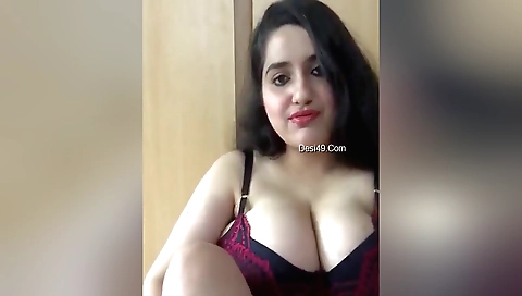 Indian slut shows off her sexy body in solo webcam show