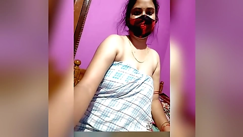 Amateur indian beauty shows off her titties on webcam