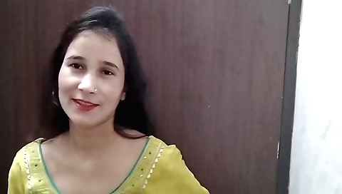 Indian amateur with big ass plays with her pussy and masturbates