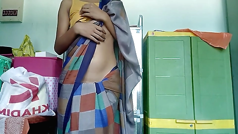 Indian teen 18+ in sexy saree is showing her body 1