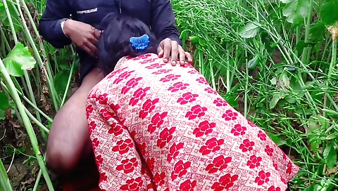 Indian woman with a big ass fucks her hubby in the car