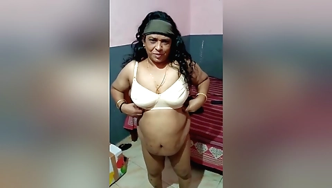 Desi aunty's amazing booty is filmed here in a sexy solo video