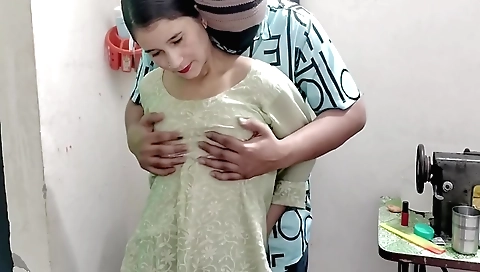 Amateur brunette with small boobs ko doodh kar ne doodh nikala