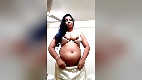 Amateur girl with big boobs shows her boobs on webcam