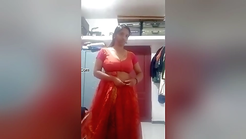 Bhabhi shows off her big ass and pussy in solo video