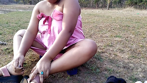 Indian girl showing her big boobs and body outdoors