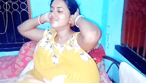 Solo female shows her big ass and tits in a doggy style