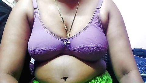 Amateur indian video shows a girl with a shaved pussy