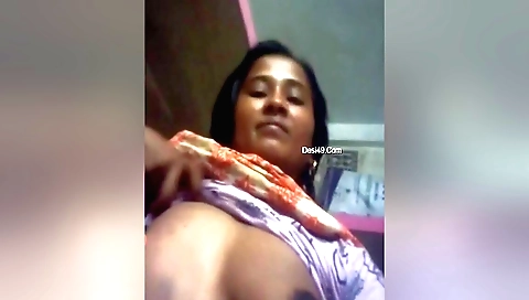 Indian amateur girl fucks herself on webcams video