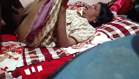 Indian brunette takes her dick in her 19 year old hair