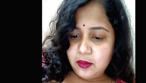 Indian amateur gets her pussy filled up with a big dildo