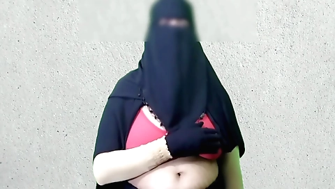 Stunning Indian beauty with a sexy body shows her naked body