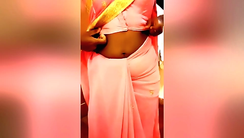 Indian hottie has her big booty naked during sex scene