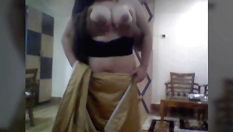 Chubby Indian bhabi shows off her hairy body on the webcam